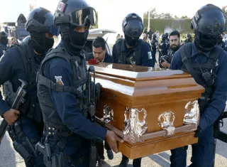 Difícil situación viven los policías en México.