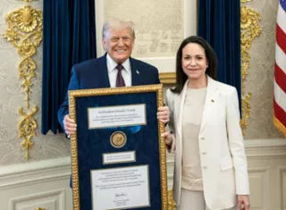 Donald Trump posando junto a la líder opositora venezolana María Corina Machado en Washington. Foto: EFE