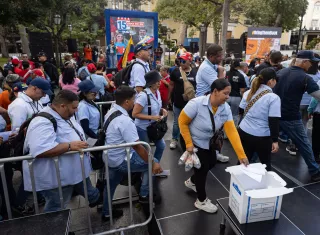 Personas depositan cartas en una caja durante una jornada de recolección de cartas en apoyo al presidente Nicolás Maduro y a su esposa Cilia Flores. /Foto: EFE