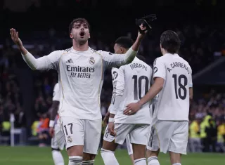 El defensa del Real Madrid Raúl Asencio celebra su gol contra el Levante. /Foto: EFE