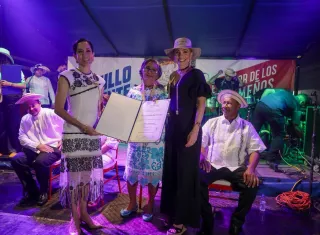 Entrega de reconocimiento. Foto: Cortesía