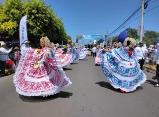 Desfile de las Mil Polleras reúne a miles de personas y dinamiza la economía nacional. 