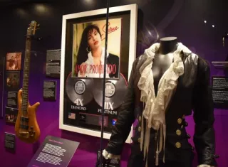Muestra un vestido e instrumentos pertenecientes a la difunta artista Selena Quintanilla. Foto: EFE