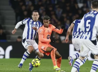 Lamine Yamal (izq.), del Barcelona y Mikel Oyarzabal, de la Real Sociedad, durante el partido. Foto: EFE