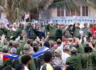 En uno de los actos de tributo a los militares fallecidos en Caracas, el presidente Miguel Díaz-Canel, afirmó que "no hay rendición ni claudicación posible" ante un posible ataque de Estados Unidos. Foto: EFE