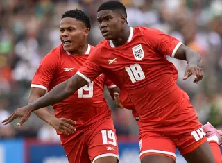 Khaiser Lenis (izq.) y Kadir Barría en la celebración del gol. Foto: FPF