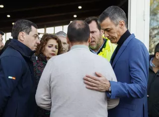 El presidente del Gobierno Pedro Sánchez, ha asegurado este lunes desde el lugar donde se ha producido la tragedia ferroviaria de Adamuz, en Córdoba, que se dará con "la verdad" sobre la causa del accidente y se conocerá "la respuesta" al origen del siniestro que ha causado al menos 39 fallecidos.  Foto. EFE