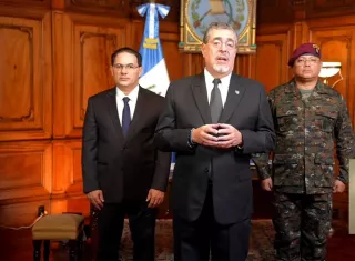 El presidente de Guatemala, Bernardo Arévalo de León, tomó la determinación después de que este domingo fueron asesinados ocho agentes de la Policía Nacional Civil, atacados en distintos puntos de la capital del país. Foto. EFE