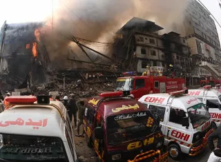 Este incidente se suma a una lista reciente en el país, incluido uno en julio de 2024, cuando un incendio arrasó 300 puestos en Islamabad, y un mes antes, otro incendio destruyó 80 tiendas junto a las vías del tren en la ciudad de Peshawar. Foto: EFE