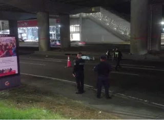 Taxista huye tras mortal colisión que cobra la vida de un motociclista