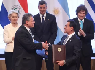 El comisario de Comercio y Seguridad Económica, Maroš Šefčovič (i), y el ministro de Relaciones Exteriores de Paraguay, Rubén Ramírez (d), se saludan en la firma del acuerdo UE-Mercosur del pasado 17 de enero. Foto. EFE