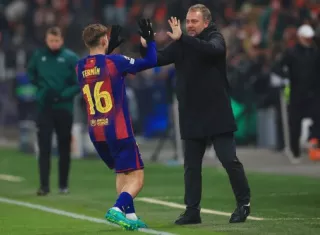  Fermín López y el entrenador Hansi Flick (d) durante el encuentro de la fase de liga en la Liga de Campeones de la UEFA, que enfrentó al Barcelona y el Slava Praga, de República Checa. Foto: EFE