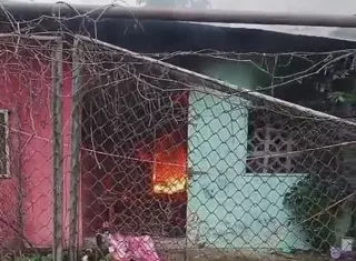 Las llamas consumieron una barraca.  