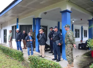 os uniformados entrarán a las calles apenas se gradúen, en unos 15 días.