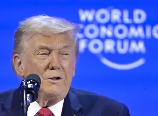 Este incidente coincidió con la presencia del presidente de Estados Unidos, Donald Trump, en el Centro de Congresos donde se realiza esta reunión de líderes. Foto. EFE