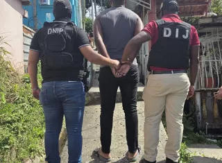 Uno de los sospechosos ya fue aprehendido.  /  Foto: PN