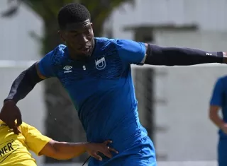 Azarías Londoño (der.), jugador de la Universidad Católica de Ecuador. Foto: Cortesía