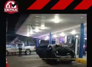 Uno de los delincuentes terminó hospitalizado, luego de que el afectado chocara su vehículo contra el auto en el que se movilizaban los antisociales.