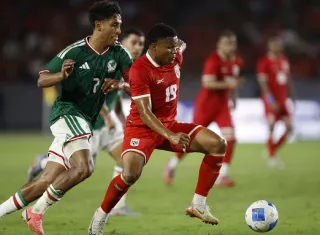 Kahiser Lenis (d) de Panamá disputa un balón con Luis Romo de México. Foto: EFE