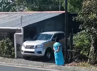 Las autoridades realizaron el levantamientos del cadáver.  /   Captura de video: periodistaC4