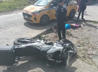 Conductor de taxi embiste a policías tras ser boleteado en Mocambo