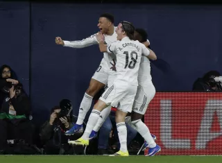 El delantero francés del Real Madrid Kylian Mbappé (i) celebra su gol durante el partido de la jornada 21 de LaLiga. /Foto: EFE