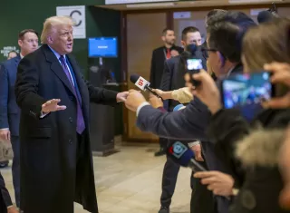 El presidente de los EE.UU., Donald Trump, atiende a la prensa. /Foto: EFE