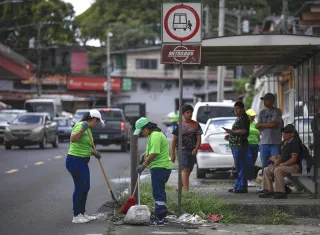 Un grupo de mujeres privadas de libertad recogen basura este martes, en el distrito de San Miguelito en Ciudad de Panamá (Panamá). EFE/ Bienvenido Velasco