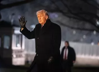 El presidente de Estados Unidos, Donald Trump, camina por el jardín sur de la Casa Blanca tras desembarcar del Marine One en Washington, D.C., EE. UU./ Foto: EFE