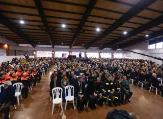 La caseta municipal de Adamuz (Córdoba) acoge este domingo el funeral organizado por el Obispado de Córdoba por las víctimas del accidente de trenes del pasado domingo, que ha reunido a representantes de distintos ámbitos de la provincia. Foto. EFE