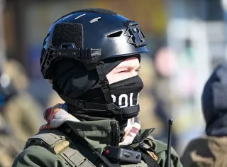 Un oficial federal hace guardia durante los enfrentamientos después de que ICE disparó fatalmente a un hombre varias veces mientras intentaban detenerlo en Minneapolis, Minnesota. Foto. EFE