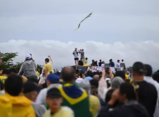El diputado Nikolas Ferreira habla durante una manifestación por la amnistía para el expresidente de Brasil, Jair Bolsonaro, y otros involucrados en el intento de golpe de Estado del 8 de enero de 2023.