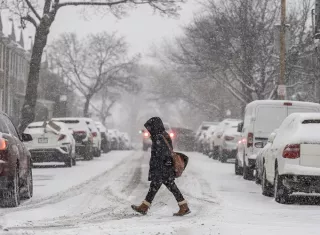 Muchas zonas de la costa este habían recibido entre 15 y 40 centímetros de nieve y aguanieve, y se espera que se acumule más nieve y cantidades considerables de hielo hasta el lunes. Foto. EFE