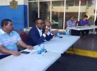 Como estaba previsto los concejales colonenses sesionaron en las inmediaciones del antiguo hospital Dr. Manuel Amador Guerrero. Foto. Diómedes Sánchez