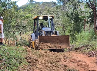 Los productores indicaron que el alquiler de la maquinaria se logró a un costo de 40 dólares por hora, con un estimado de siete horas de trabajo, lo que permitirá mejorar algunos de los tramos más afectados. Foto. Thays Domínguez