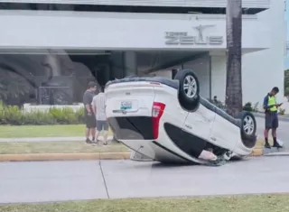 Conductor muere tras volcar su camioneta en el Paseo del Mar, Costa del Este