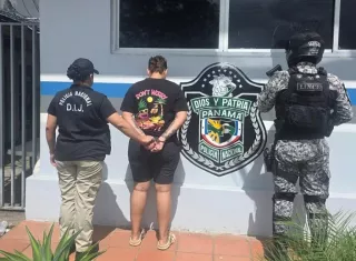  La sospechosa fue aprehendida en el corregimiento de Playa Leona.  /  Foto: PN