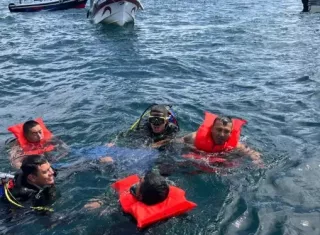 Los cinco fueron auxiliados en el lugar y puestos a salvo tras la intervención de los equipos de rescate.