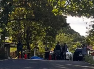 Un residente, que se transportaba en una bicicleta, encontró el cadáver en medio de la vía.  /  Foto: noticias_sonaa