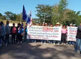 Los manifestantes cerraron las cuatro paños de la vía por espacio de 10 minutos. Foto. Melquíades Vásquez