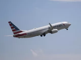 En el comunicado, American Airlines indició que está trabajando "de cerca" con las autoridades federales para obtener los permisos necesarios y realizar las evaluaciones de seguridad pertinentes antes de reanudar las operaciones. Foto. EFE
