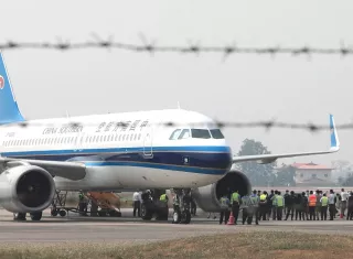  Un grupo de chinos esperando a embarcar en un avión de repatriación tras ser liberados de centros de ciberestafa ubicados en Birmania. Foto. Archivo/EFE