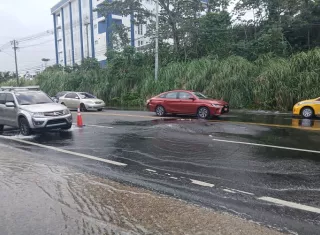 Se cerró la válvula de agua para evitar un daño mayor en la capa asfáltica en esta vía recién rehabilitada por el Ministerio de Obras Públicas.