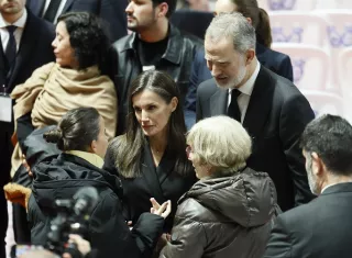 El rey Felipe y la reina Letizia hablan con familiares de las víctimas durante el funeral que se celebra este jueves en Huelva para acompañar a los familiares de las 45 víctimas mortales del accidente ferroviario de Adamuz, 28 de las cuales eran de municipios de esta provincia. Foto. EFE