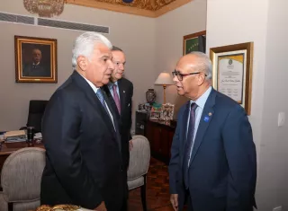 La reunión se dio en el Palacio de las Garzas, aprovechando la visita de Ramdin a Panamá para participar en el Foro Económico Internacional de América Latina y el Caribe.