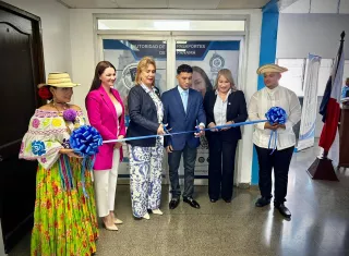 El acto de reapertura incluyó el corte de cinta junto a la gobernadora Marcela Madrid Guerra, el director provincial Geronhe Cubilla y la subadministradora Joyce García. 