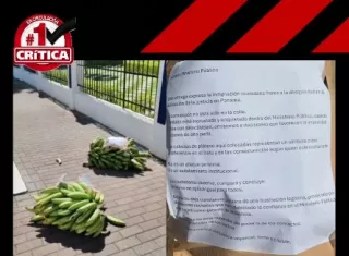 Un vehículo se estacionó frente a la Procuraduría y de allí se bajó un hombre con dos cabezas de plátano con un mensaje. 