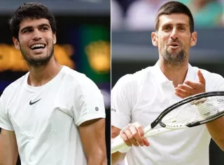 El español Carlos Alcaraz (izq.) y el serbio Novak Djokovic.