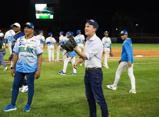 el tradicional lanzamiento de honor, que estuvo a cargo de John Dean, gerente general de Cobre Panamá. /Foto: Cortesía