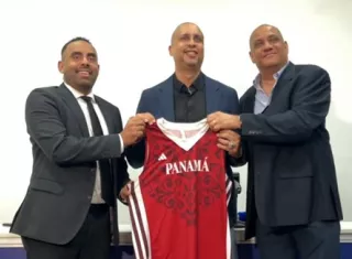 Nelson Colón (c) junto al presidente y fiscal de la Fepaba, Abdiel Blanco hijo y Osvaldo Hernández respectivamente. 